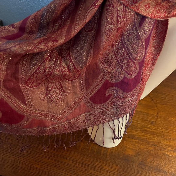 Elegant Paisley Scarf in Rich Burgundy and Gold - Picture 2 of 3